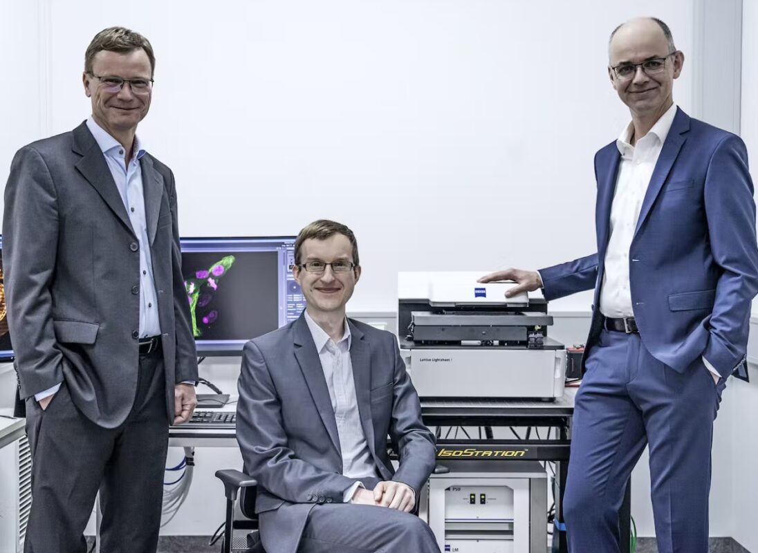  Các nhà phát triển kính hiển vi ZEISS Ralf Wolleschensky, Tiến sĩ Jörg Siebenmorgen và Tiến sĩ Thomas Kalkbrenner (từ trái sang) giành được giải thưởng Deutscher Zukunftspreis 2022 cho sự phát triển của ZEISS Lattice Lightsheet 7. 